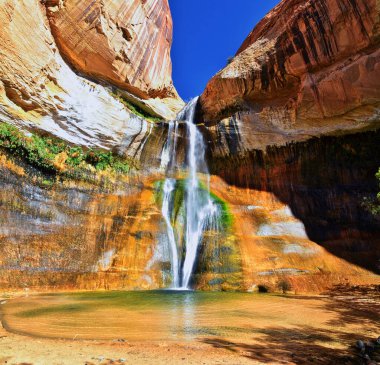 Güney Utah 'ta Boulder ve Escalante arasındaki Grand Staircase Escalante Ulusal Anıtı' ndan Lower Calf Creek Şelalesi renkli görüntüler. Birleşik Devletler.