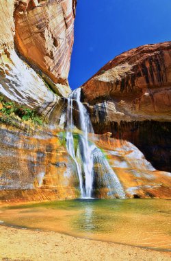 Güney Utah 'ta Boulder ve Escalante arasındaki Grand Staircase Escalante Ulusal Anıtı' ndan Lower Calf Creek Şelalesi renkli görüntüler. Birleşik Devletler.