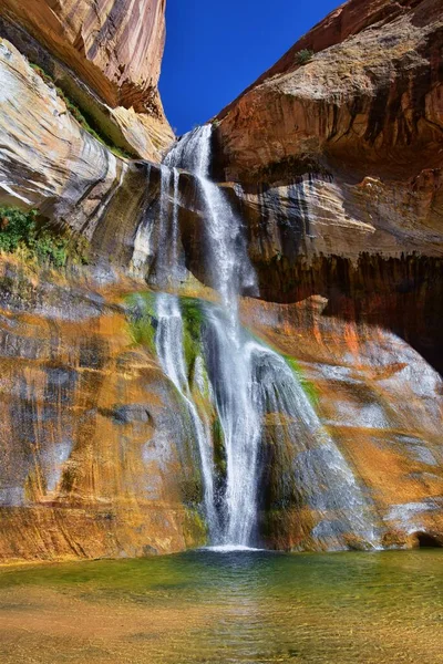 Lower Calf Creek Falls Καταρράκτης Πολύχρωμη Θέα Από Μονοπάτι Πεζοπορίας — Φωτογραφία Αρχείου