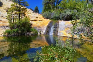 Yukarı Calf Creek Şelalesi çöl şelalesi, Boulder ve Escalante 'nin Güney Utah' taki Grand Staircase-Escalante Ulusal Anıtı 'nın manzarası. Birleşik Devletler.
