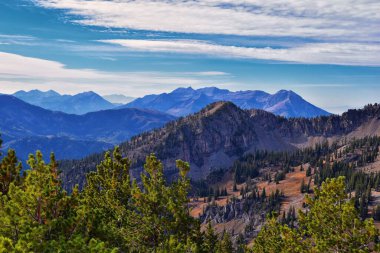 Sunset Peak yürüyüş yolu, Utah, Midway ve Heber 'deki Rocky Wasatch Dağları' ndaki Great Western Trail 'deki Alta Resort' taki Şeytanlar Kalesi 'ne doğru ilerliyor. Birleşik Devletler.