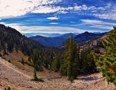 Heber ve Midway şehir manzarası, Utah, Rocky Wasatch Front Dağları 'ndaki Great Western Trail' da Sunset Peak yürüyüş parkurundan. Birleşik Devletler.