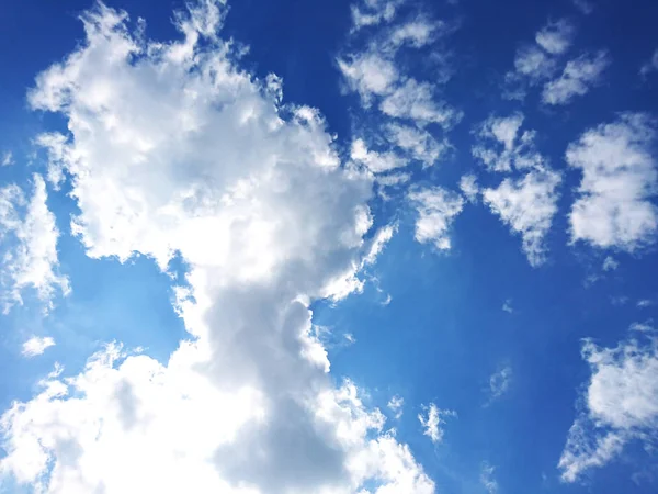 Ωραία Σύννεφα Στον Γαλάζιο Ουρανό — Φωτογραφία Αρχείου