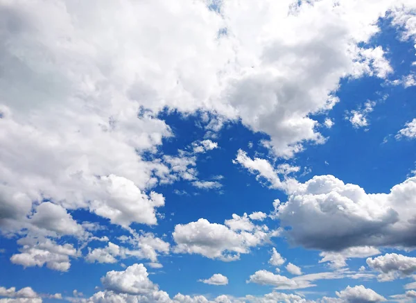 Ωραία Σύννεφα Στον Γαλάζιο Ουρανό — Φωτογραφία Αρχείου