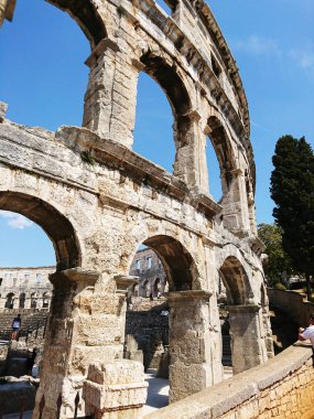 Istria 'nın manzarası. Hırvatistan 'daki güzel Avrupa dinlenme yerleri, Rovinj eski kenti. Pula colosseum, Hırvatistan