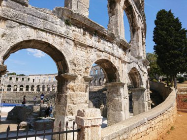 Istria 'nın manzarası. Hırvatistan 'daki güzel Avrupa dinlenme yerleri, Rovinj eski kenti. Pula colosseum, Hırvatistan