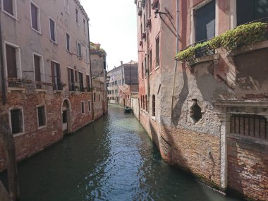 Güneşli bir günde keyifli tatiller sırasında Venedik, İtalya'daki antik binalar arasındaki tarihi mimari ve kanal manzarası.