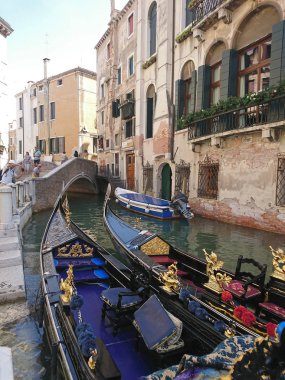 Güneşli bir günde keyifli tatiller sırasında Venedik, İtalya'daki antik binalar arasındaki tarihi mimari ve kanal manzarası.