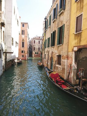 Güneşli bir günde keyifli tatiller sırasında Venedik, İtalya'daki antik binalar arasındaki tarihi mimari ve kanal manzarası.