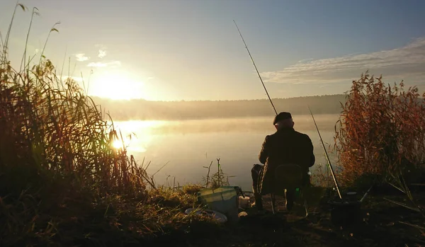 Ερασιτέχνης Ψαράς Ψαρεύει Φθινόπωρο Στη Λίμνη — Φωτογραφία Αρχείου