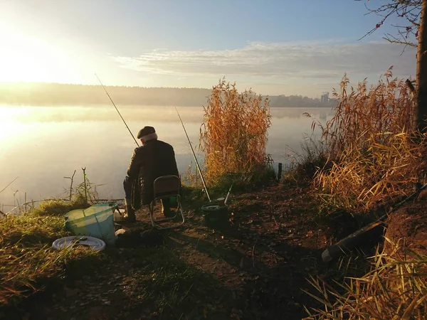 Pêcheur Amateur Pêche Automne Dans Lac — Photo