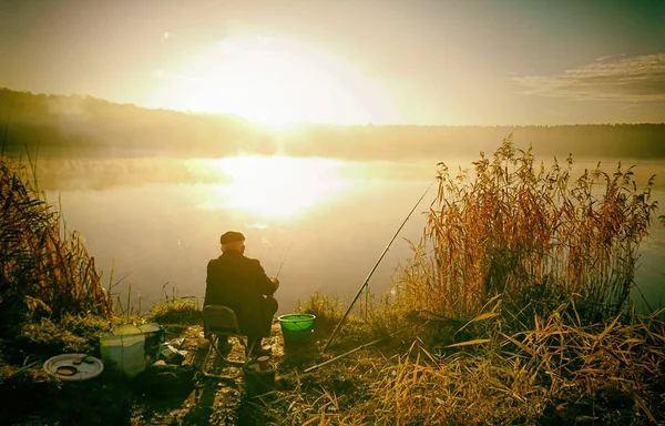 Pêcheur Amateur Pêche Automne Dans Lac — Photo