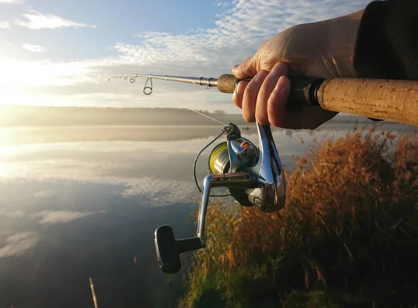 Amatoriale Pescatore Pesca Autunno Nel Lago — Foto Stock