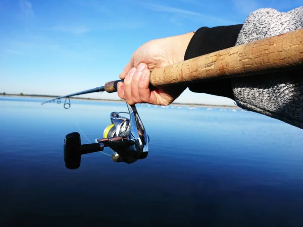 アマチュア釣り人は湖で秋に釣りをしている — ストック写真