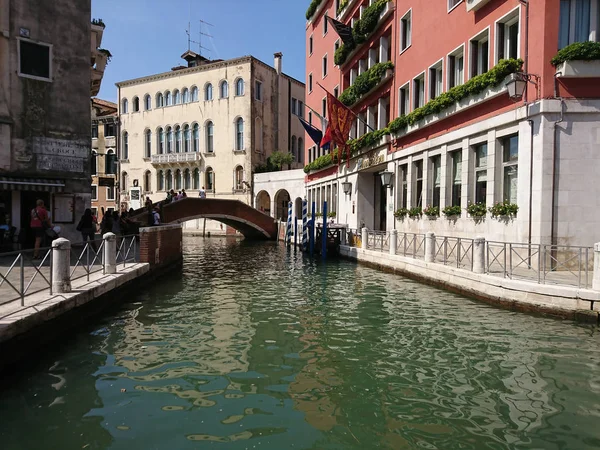 Vista Arquitectura Histórica Canal Entre Edificios Antiguos Venecia Italia Durante — Foto de Stock