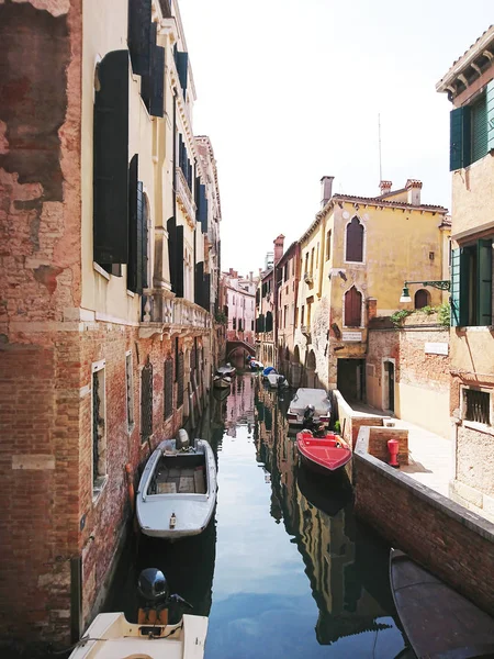 Vista Arquitectura Histórica Canal Entre Edificios Antiguos Venecia Italia Durante — Foto de Stock