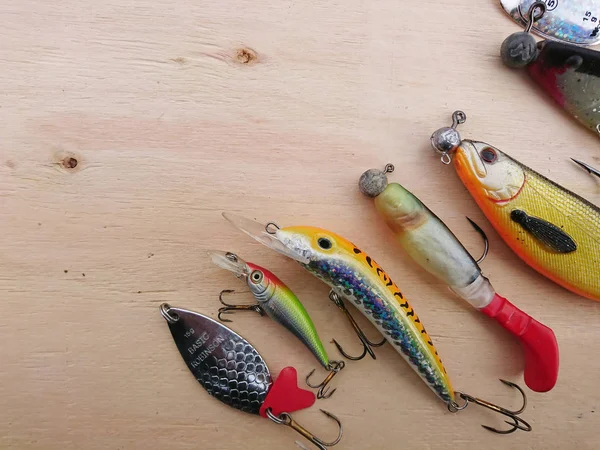 Señuelos Pesca Antiguos Caña Carrete Una Mesa Madera — Foto de Stock