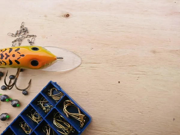 Señuelos Pesca Antiguos Caña Carrete Una Mesa Madera — Foto de Stock