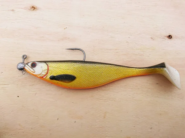 Señuelos Pesca Antiguos Caña Carrete Una Mesa Madera —  Fotos de Stock