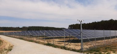 Güneş paneli çiftliği harika bir şey.