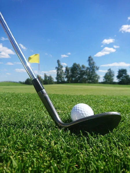 Golfschläger Und Golfball Auf Einem Rasengolfplatz Einem Schönen Sommertag — Stockfoto