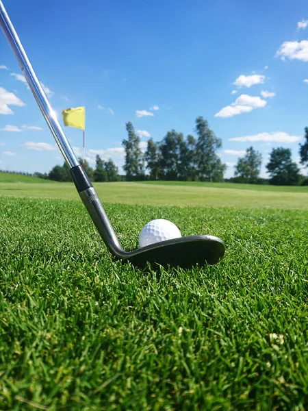 Golfklubb Och Golfboll Gräsbevuxen Golfbana Vacker Sommardag — Stockfoto