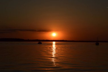 Gölde güzel bir gün batımı, gölde güzel bir gün doğumu.