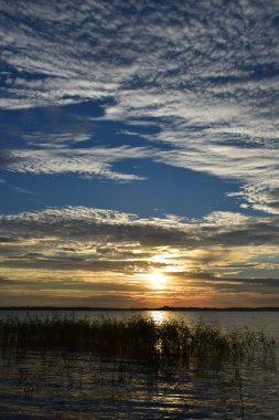 Gölde güzel bir gün batımı, gölde güzel bir gün doğumu.