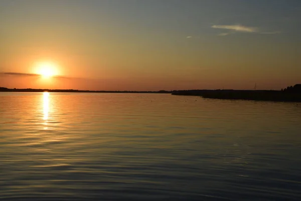 湖の美しい夕日湖の美しい日の出 — ストック写真