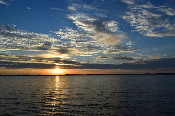 湖の美しい夕日湖の美しい日の出 — ストック写真
