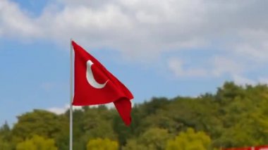 Gün itibariyle Türk bayrağı