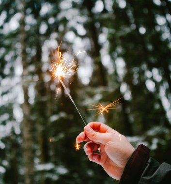 Havai fişekleri erkekler ver. Snowy orman arka plan. Kış