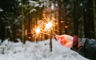 Havai fişekleri erkekler ver. Snowy orman arka plan. Kış