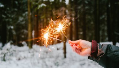 Havai fişekleri erkekler ver. Snowy orman arka plan. Kış