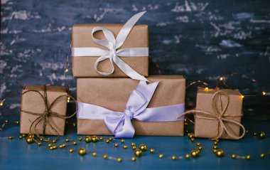 Koyu ahşap arka plan şeritler ile hediye kutuları