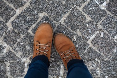 Kadın ayakları sarı çizmeli Close-up