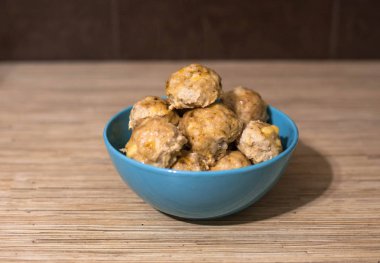 Kızarmış tavuk köfte. Masanın üzerinde mavi bir tabak kızarmış tavuk köftesi