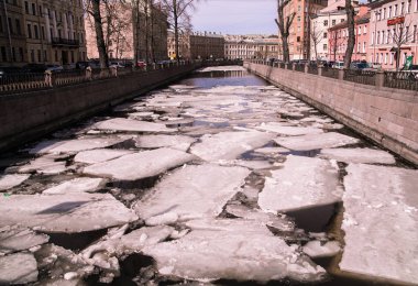 Kışın ortasında bir nehir aşağı kayan büyük buz parçaları. Fotoğraf hava bir görünümden alınır.