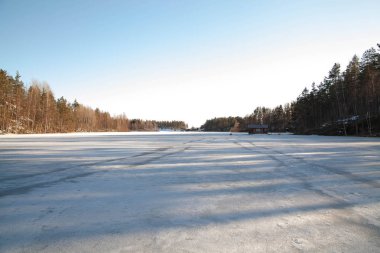 Donmuş bozkırın nehir Körfezi manzara, erken Bahar, beyaz kar