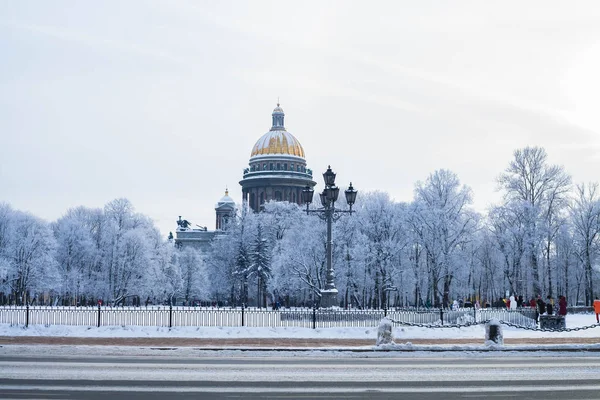 ロシアのサンクトペテルブルクの聖イサアク大聖堂の冬景色 — ストック写真