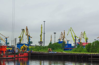 Haziran 2018 - Murmansk, Rusya Federasyonu - kömür, Murmansk şehir ticaret ve balık bağlantı noktaları. Rusya