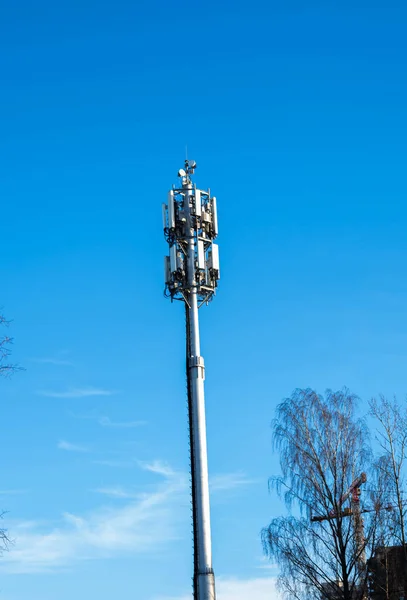 Antena mobilna w mieście przeciw błękitne niebo — Zdjęcie stockowe