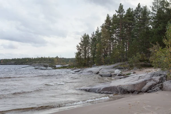 Día de primavera ventoso en la orilla del lago Ladoga . — Foto de Stock