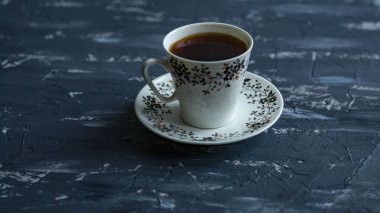 Karanlık bir arka plan üzerinde siyah kahve ile beyaz Kupası