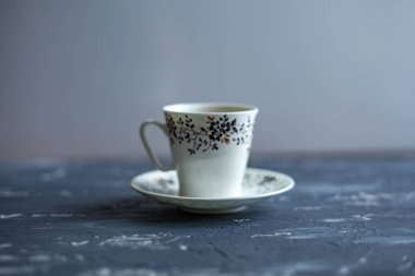 Karanlık bir arka plan üzerinde siyah kahve ile beyaz Kupası