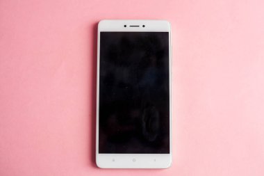 Smartphone üzerinde pembe bir arka plan Üstten Görünüm