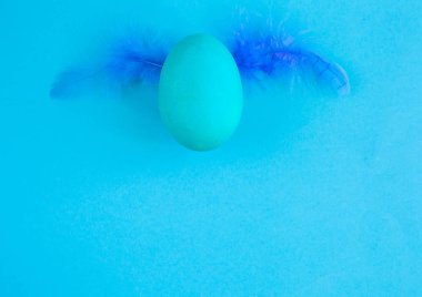 Kanatlı bir kopya alanı bir mavi renk zemin üzerine mavi Paskalya yortusu yumurta.