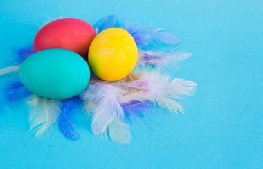 Kopya alanı ile mavi arka plan üzerinde renkli Paskalya yortusu yumurta.