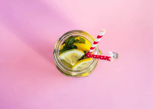 Frasco de limonada gelada deliciosa em um fundo rosa. Vista de cima — Fotografia de Stock