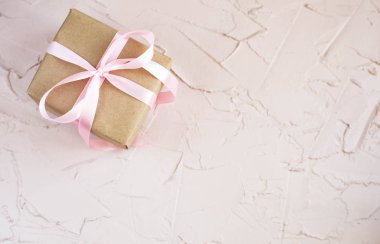 Pembe masa üstü görünümünde hediye kutusu. Doğum günü, anneler günü veya düğün için düz düzen.